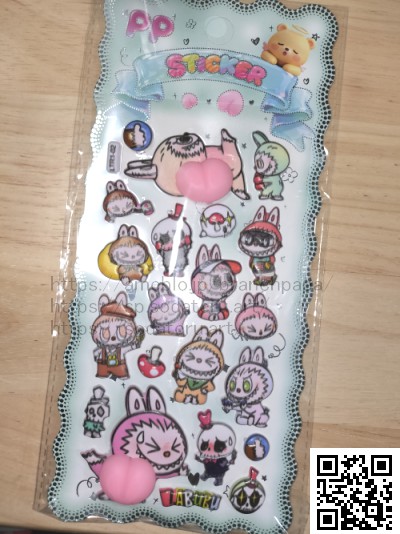 ステッカーと描かれたラブブ風シール、お尻シール付き