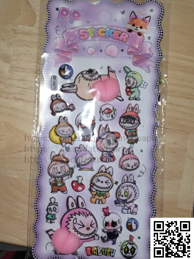 ラブブ風？模倣品のようなシール、お尻シール